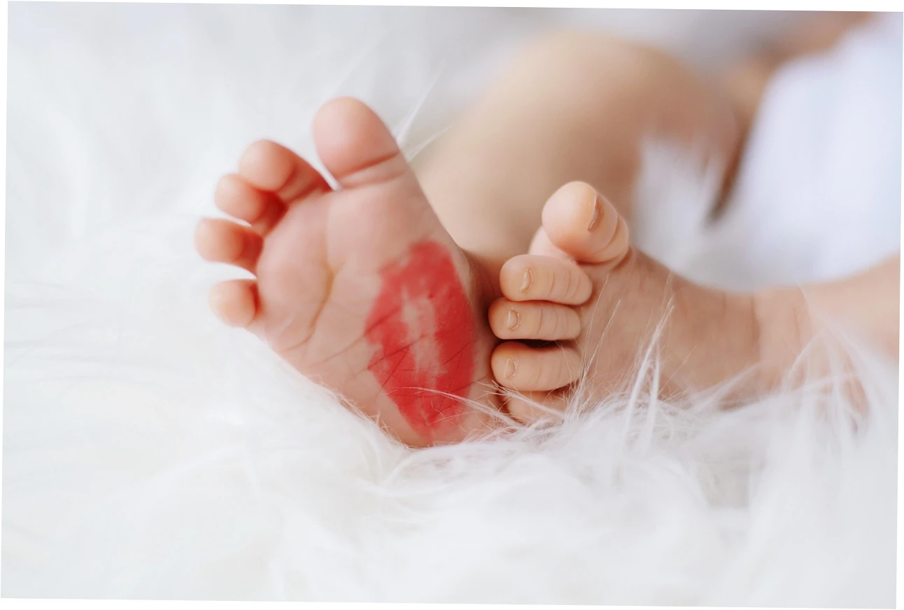 Let's talk about flat feet and running in minimalist shoes.