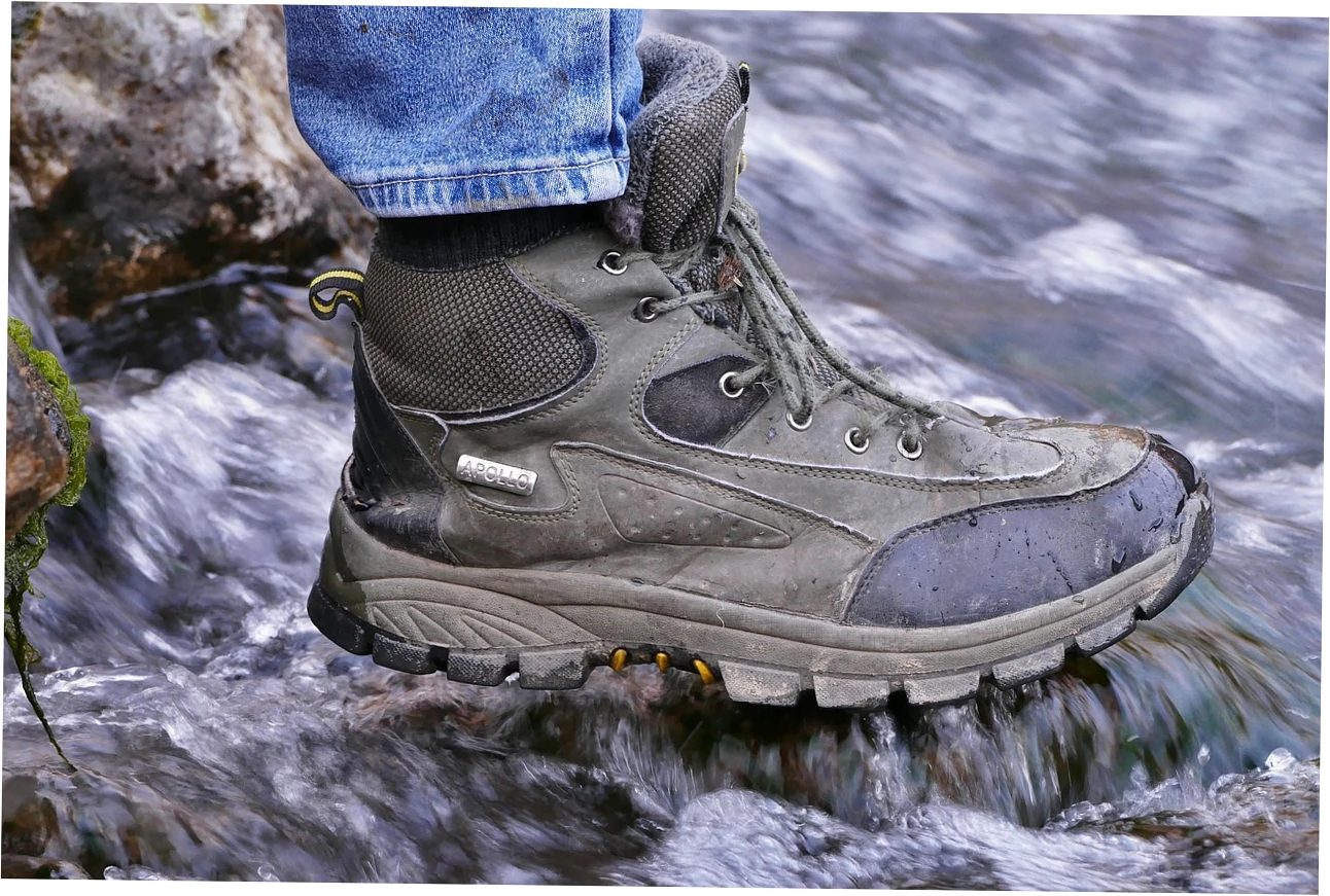 Let's put barefoot shoes and orthopedic shoes head-to-head for managing flat feet.