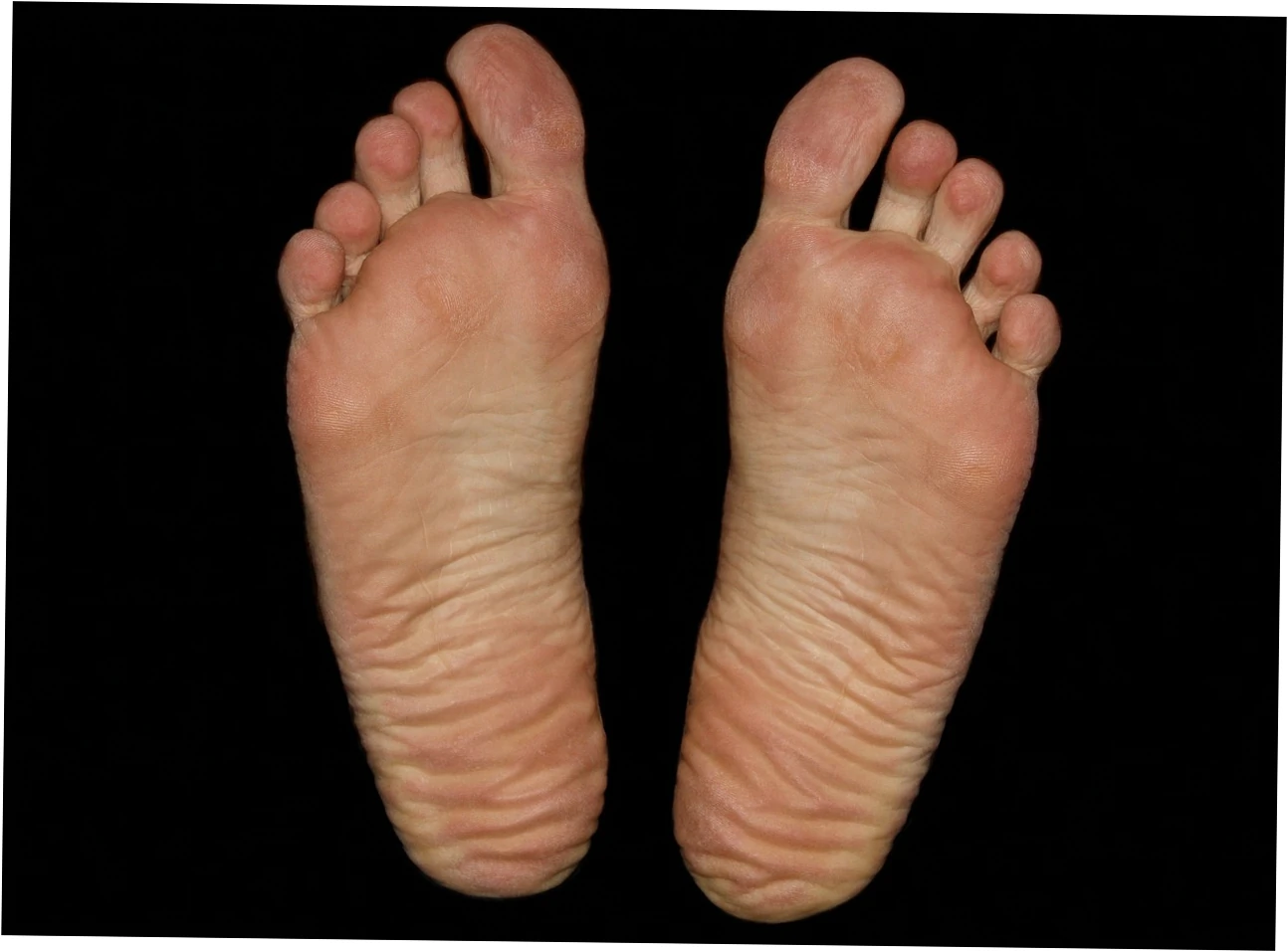 Alright, let's talk about some common questions guys have about finding the best men's walking shoes for wide flat feet.